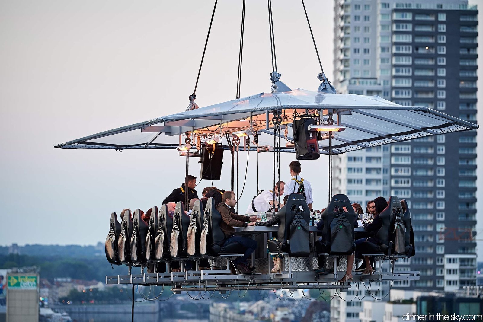 Dinner in the sky Brussels Guests in the sky