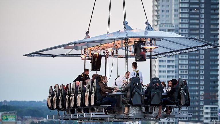 Dinner-in-the-sky-Brussels---Guests-in-the-sky